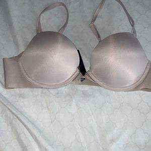Victoria secret bra color light pink